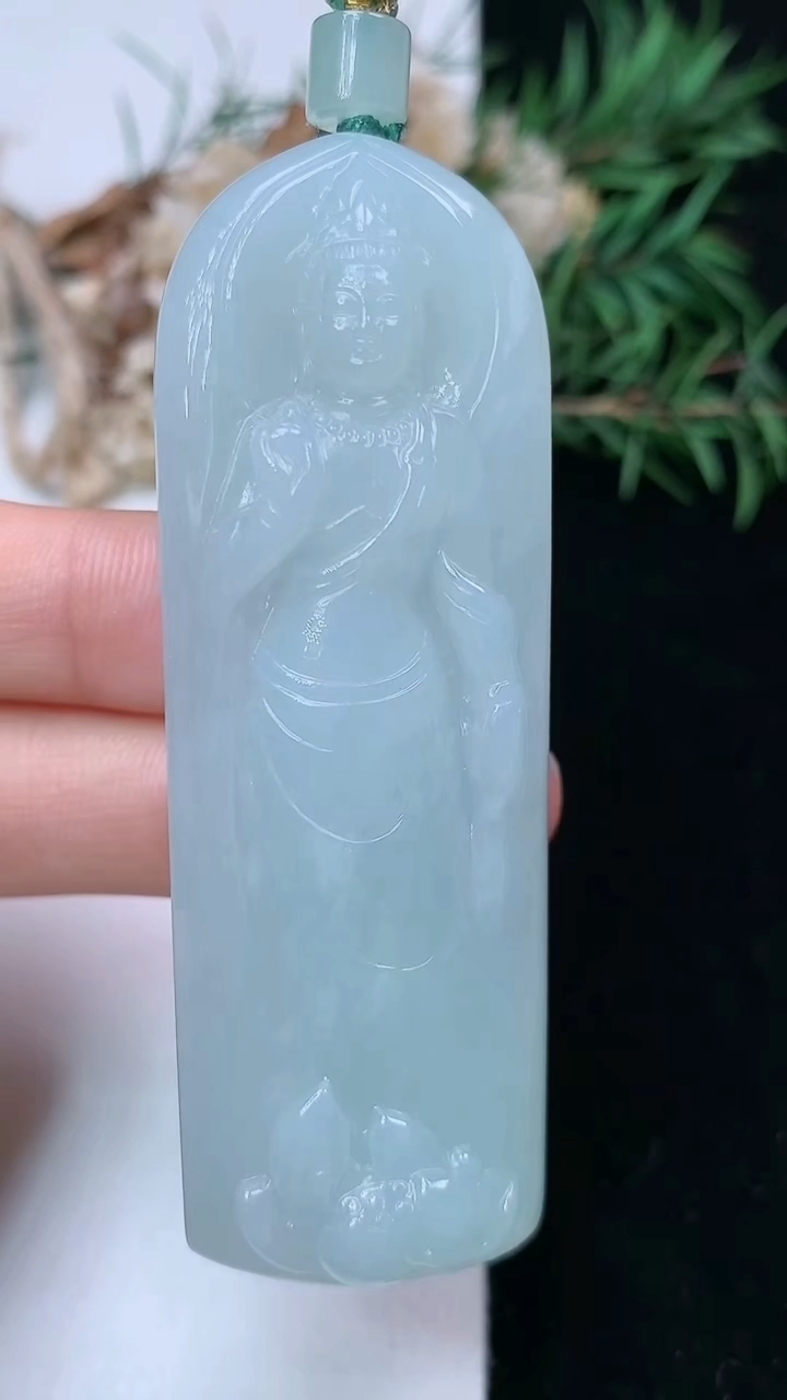 天然A货翡翠白冰观音菩萨吊坠，尺寸67.6-24-11，重量:45.21g
5月2日