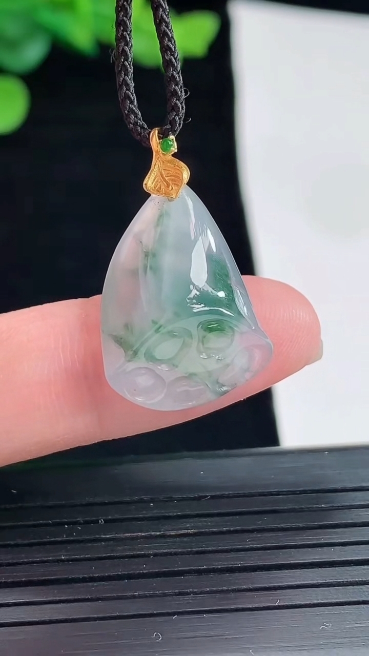 天然A货翡翠种飘花莲蓬吊坠，尺寸23-16-7重量:3.14g
5月2日