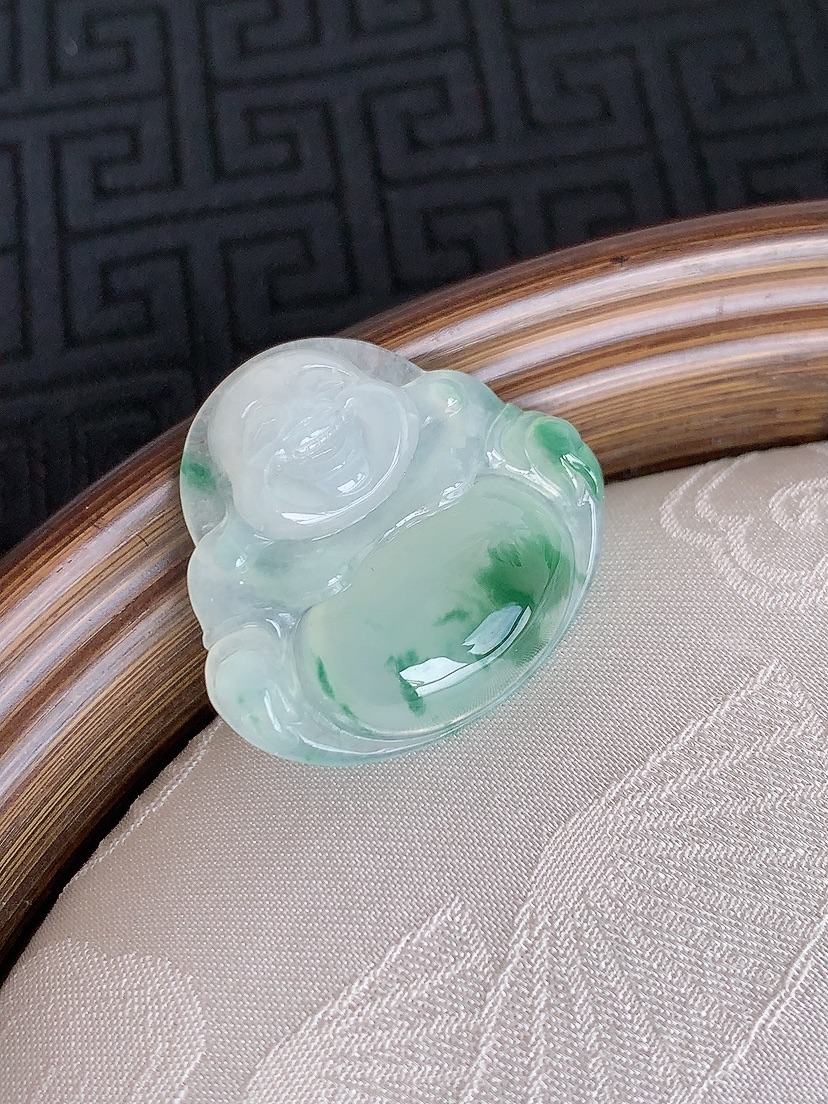 天然A货翡翠飘花佛公吊坠 
尺寸24.8-27-5.3mm 重量5.92g 0430