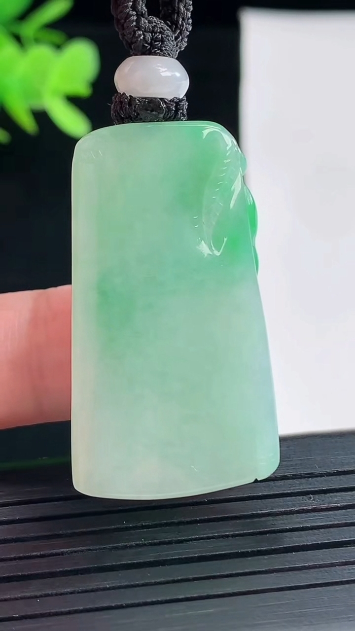 天然A货翡翠年年有余吊坠，尺寸38-21-10重量:18.35g
5月2日