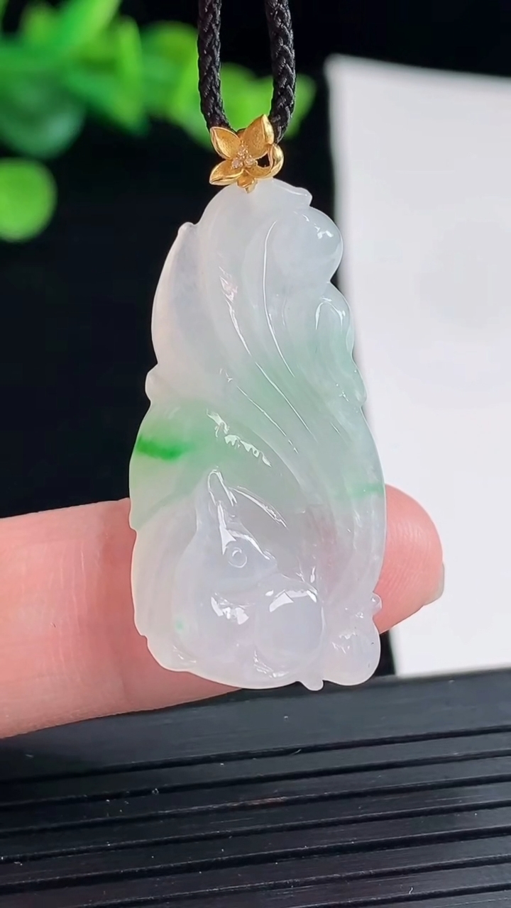 天然A货翡翠九尾狐吊坠，尺寸33-17-7重量:5.75g
5月2日