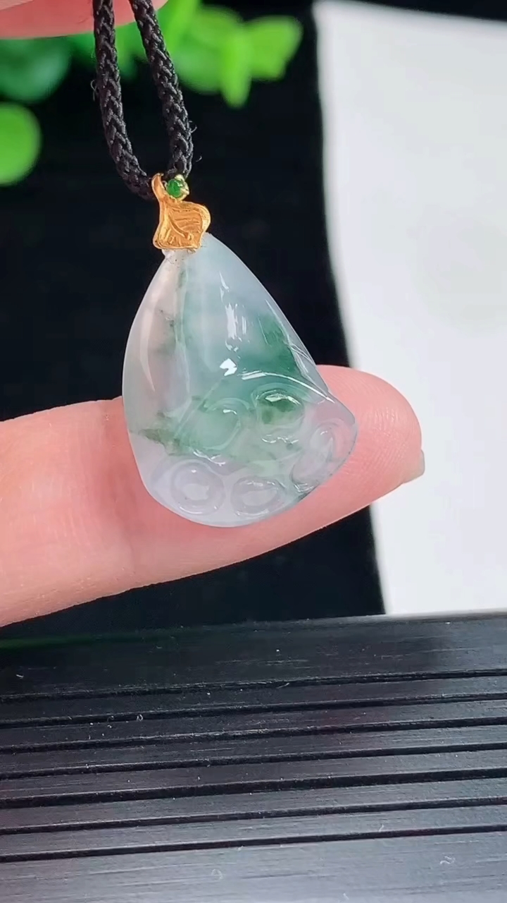 天然A货翡翠种飘花莲蓬吊坠，尺寸23-16-7重量:3.14g
5月2日
