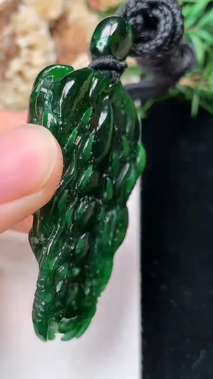 天然A货翡翠龙牌吊坠，尺寸47.8-31.6-15.6，重量:32.99g
5月2日
