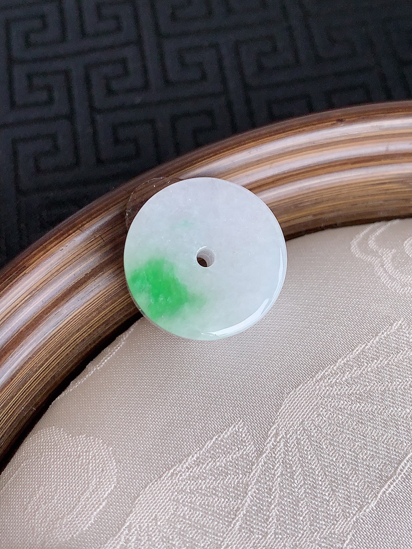 天然A货翡翠飘绿路路通吊坠 
尺寸18-9.6mm 重量9.09g 0430