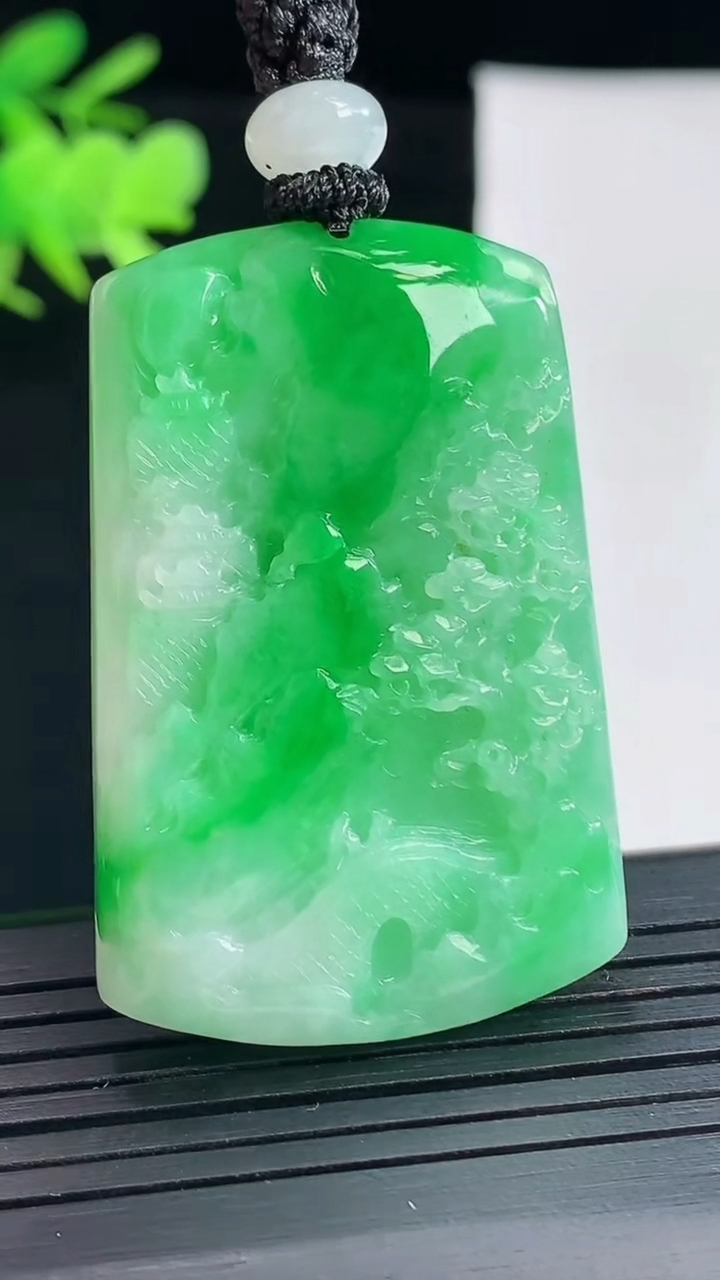天然A货翡翠山水牌吊坠，尺寸43.5-30-6.2重量:24.49g
5月2日
