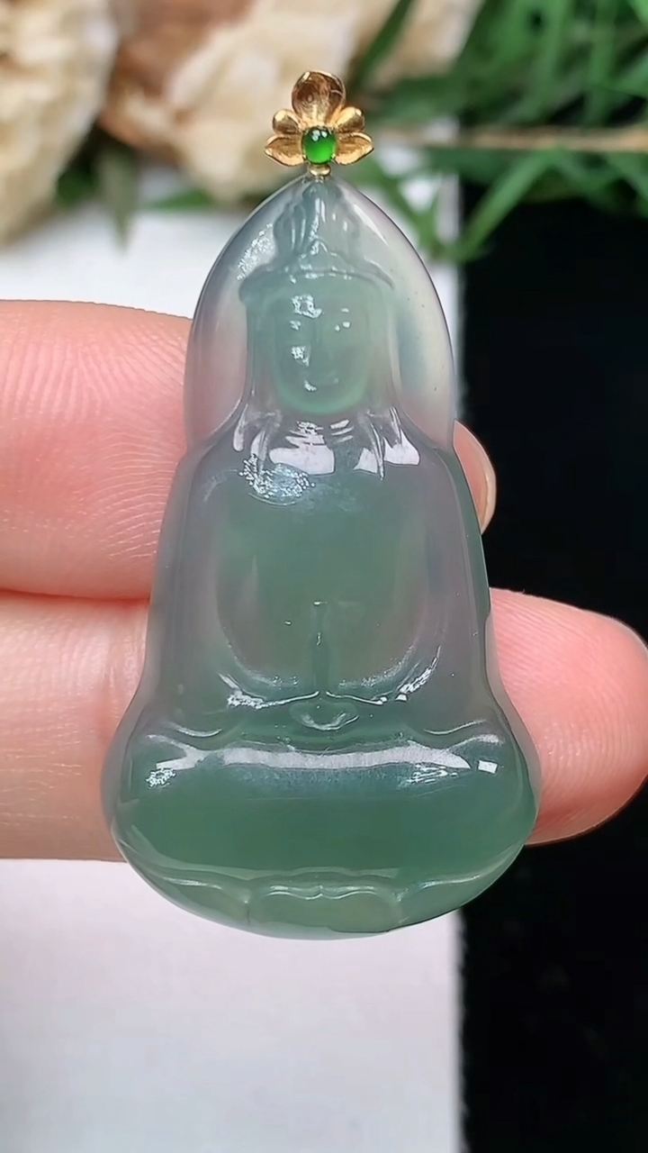 天然A货翡翠蓝水素衣观音吊坠，尺寸32.4-19-4.4，重量:4.76g
5月2日