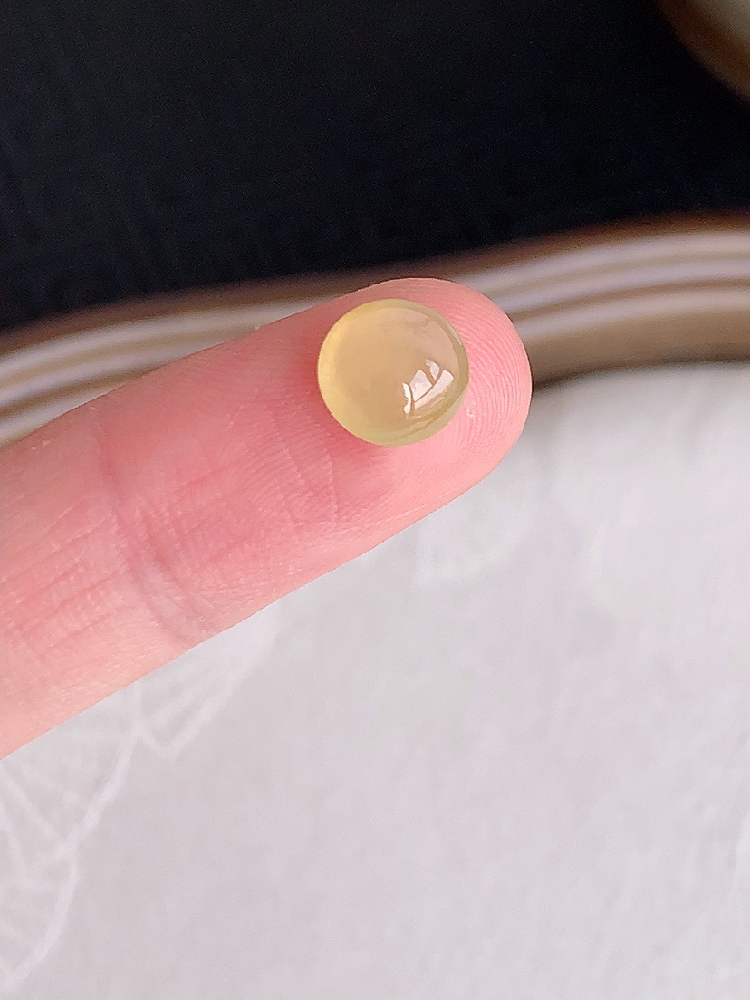 天然A货翡翠黄翡蛋面镶嵌件 
尺寸7-3.5mm 重量0.42g 0430