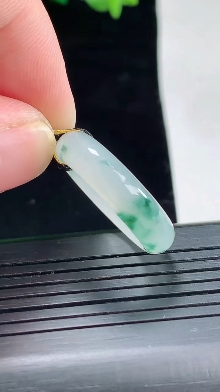 天然A货翡翠冰种飘花玉指环 戒指，尺寸17.2-5.5-3.8重量:4.25g2026年5月2日
工厂直销收藏佳品,种好水足，色泽均匀，有种有色，上手高大气！