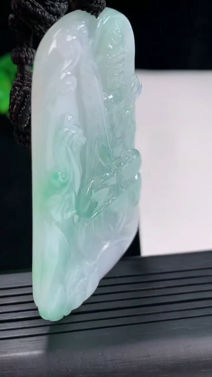 天然A货翡翠虚空藏菩萨吊坠，尺寸65.5-43-5重量:39.44g
5月2日