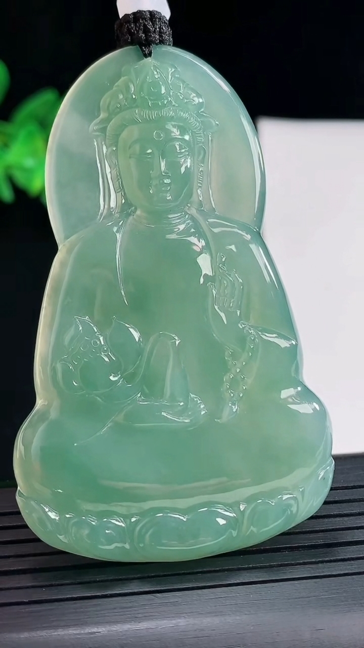 天然A货翡翠素衣观音吊坠，尺寸67-42-5.2重量:32.45g
5月2日