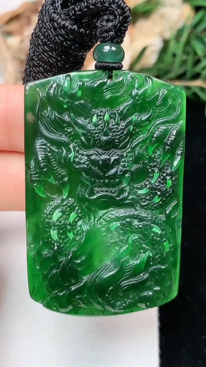 天然A货翡翠龙牌吊坠，尺寸46.3-30.5-5，重量:15.81g
5月2日