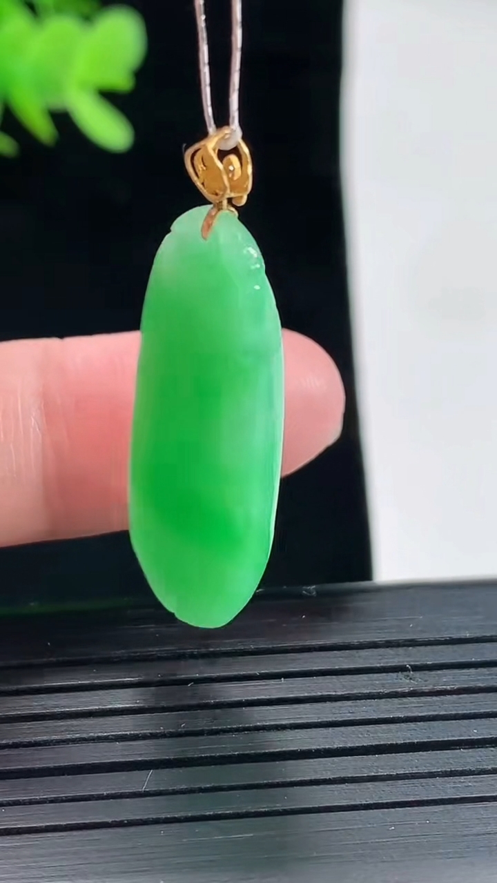 天然A货翡翠福瓜吊坠，尺寸31-13-5.6重量:4.84g
5月2日