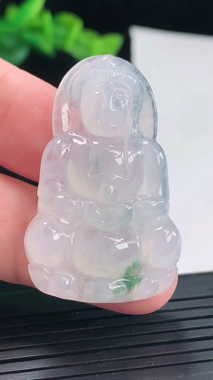 天然A货翡翠冰种飘花正装观音吊坠，尺寸42-26.5-5重量:10.24g
5月2日