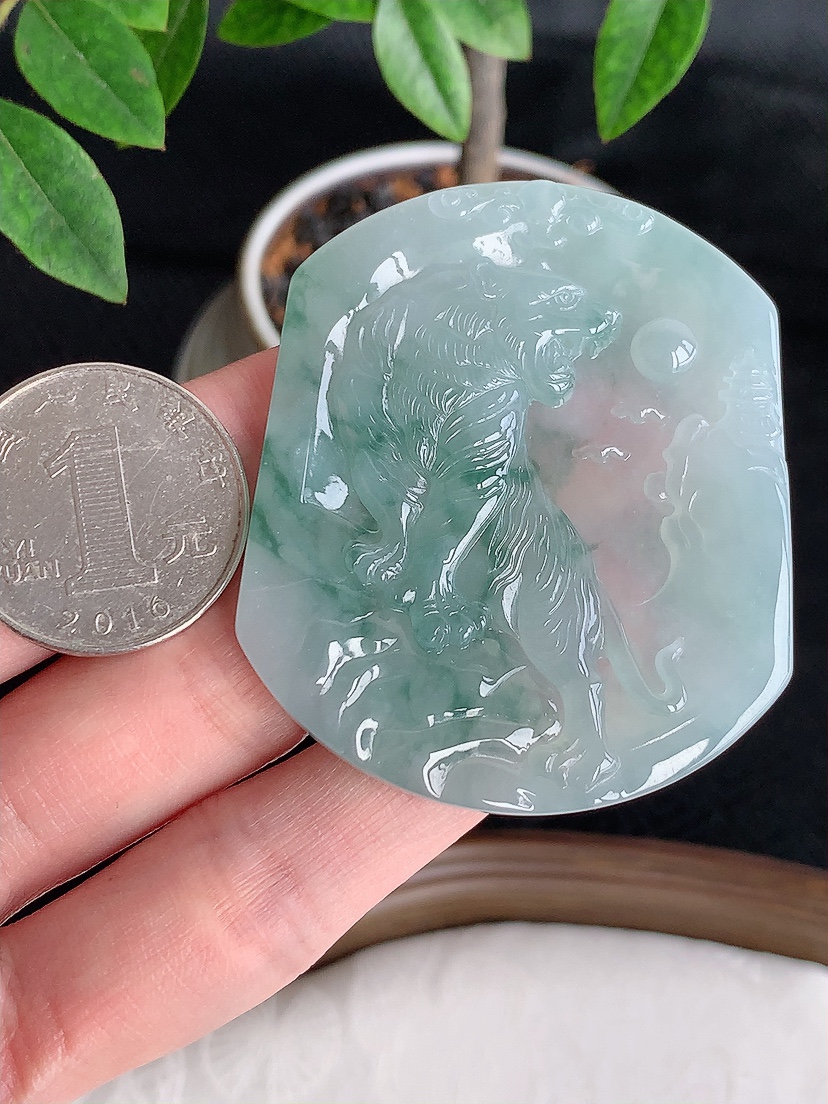 天然A货翡翠飘花一刀切生肖虎吊坠 
尺寸54-45.8-5.3mm 重量32.58g 0430