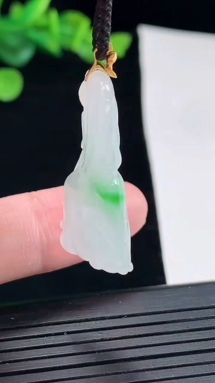 天然A货翡翠九尾狐吊坠，尺寸33-17-7重量:5.75g
5月2日