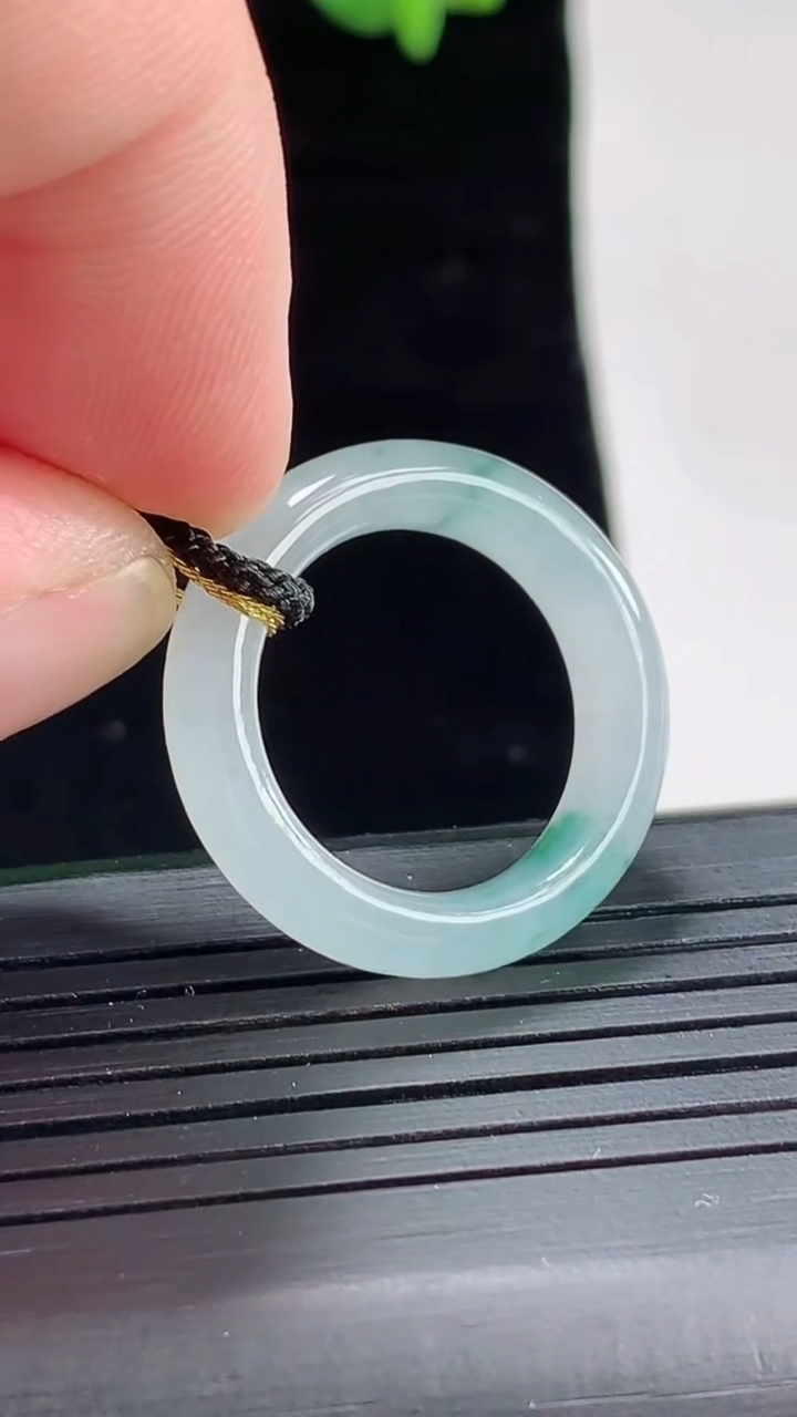 天然A货翡翠飘花玉指环 戒指，尺寸16.8-5.6-3.6重量:3.93g2026年5月2日
工厂直销收藏佳品,种好水足，色泽均匀，有种有色，上手高大气！