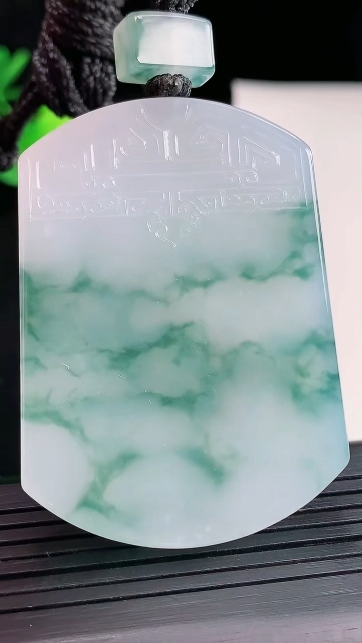 天然A货翡翠种飘花仿古无事牌吊坠，尺寸54.6-39.6-5.6重量:40.34g
5月2日