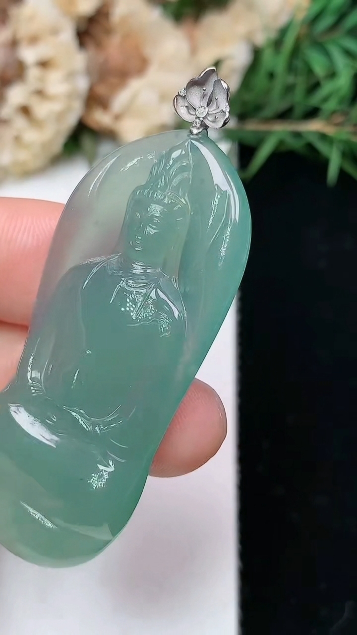 天然A货翡翠蓝水素衣观音吊坠，尺寸45-21.3-5.3，重量:10.70g
5月2日