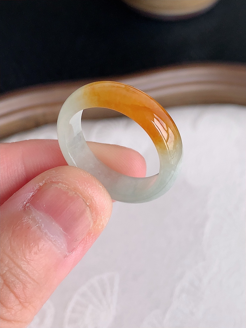 天然A货翡翠飘黄翡素面戒指 
尺寸18-5.3-2.5mm 重量3.26g 0430