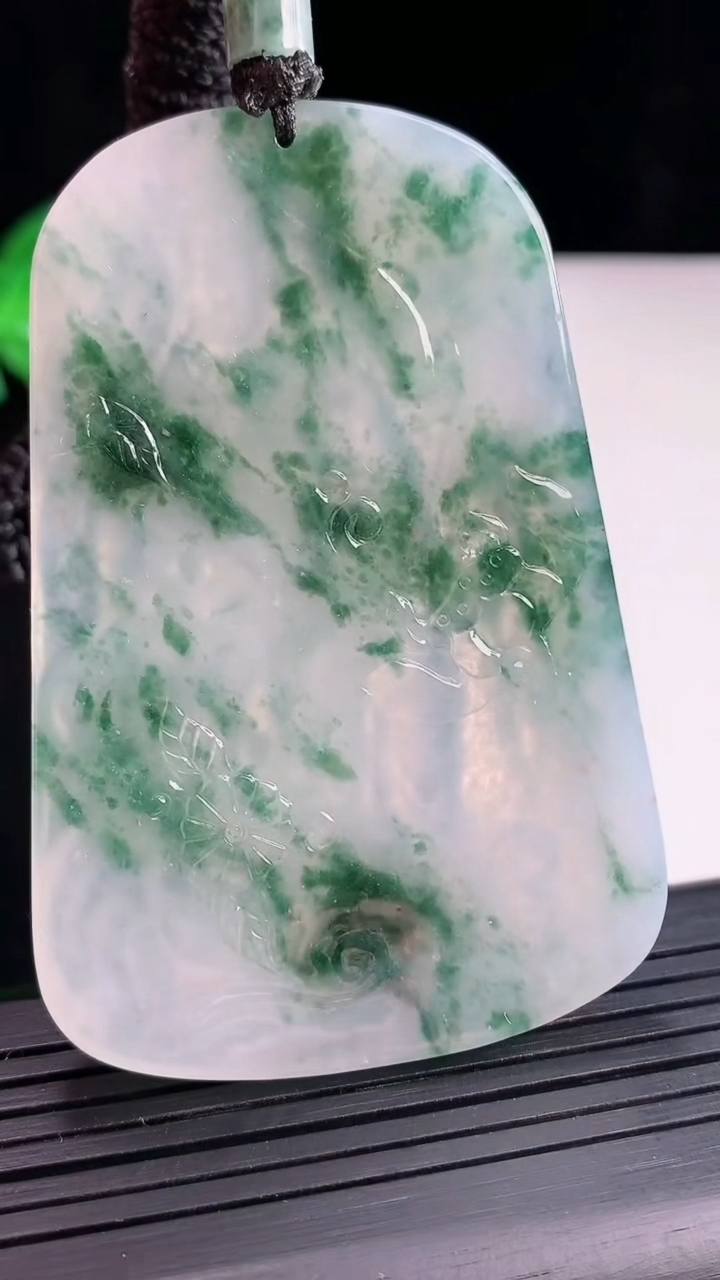 天然A货翡翠种飘花普贤菩萨吊坠，尺寸66.6-45.6-5.2重量:44.31g
5月2日