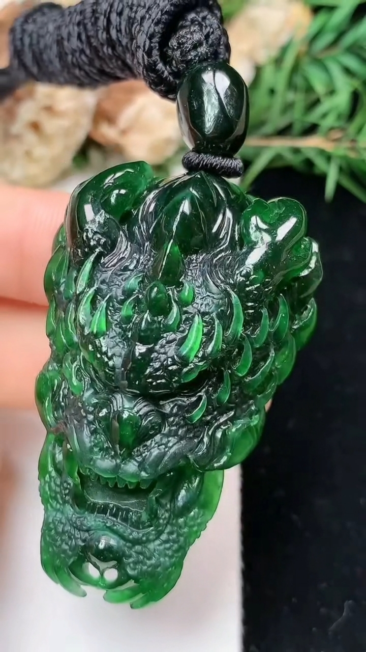 天然A货翡翠龙牌吊坠，尺寸47.8-31.6-15.6，重量:32.99g
5月2日