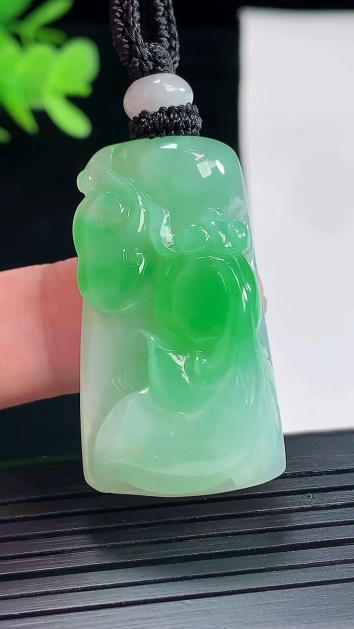 天然A货翡翠年年有余吊坠，尺寸38-21-10重量:18.35g
5月2日