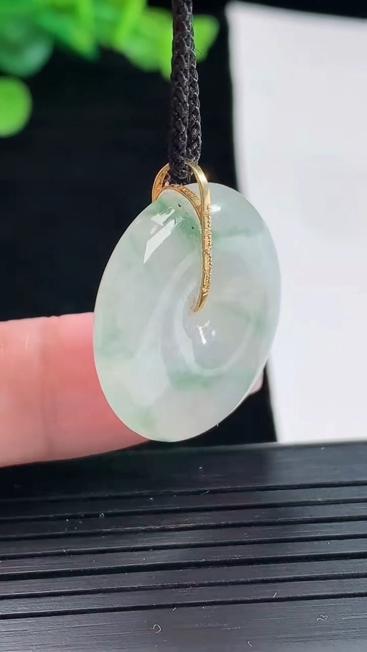 天然A货翡翠18k金飘花平安扣吊坠，尺寸25-5.8重量:7.75g
5月2日