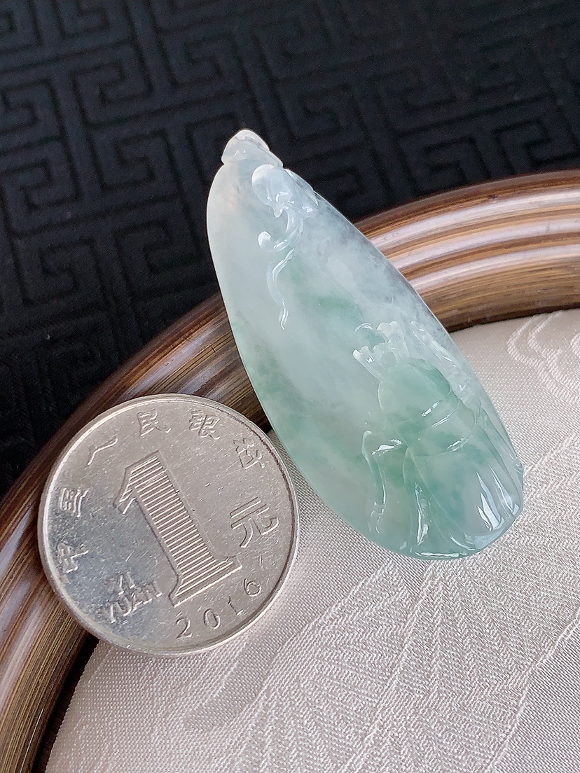 天然A货翡翠飘花一鸣惊人吊坠 
尺寸47.5-20-9.3mm 重量13.16g 0430