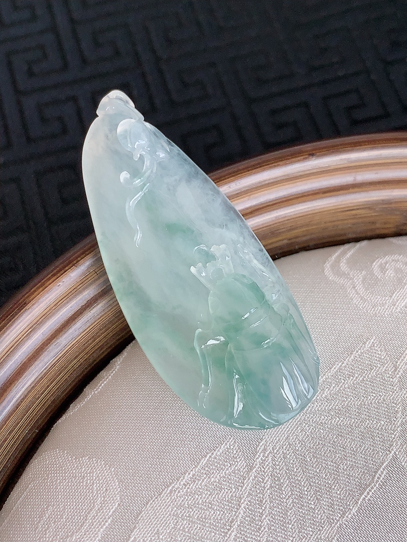 天然A货翡翠飘花一鸣惊人吊坠 
尺寸47.5-20-9.3mm 重量13.16g 0430
