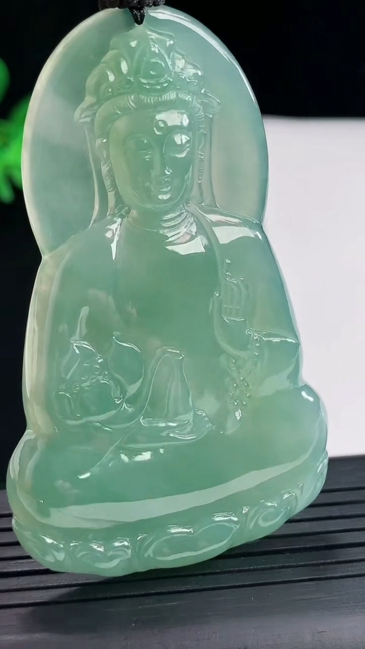 天然A货翡翠素衣观音吊坠，尺寸67-42-5.2重量:32.45g
5月2日