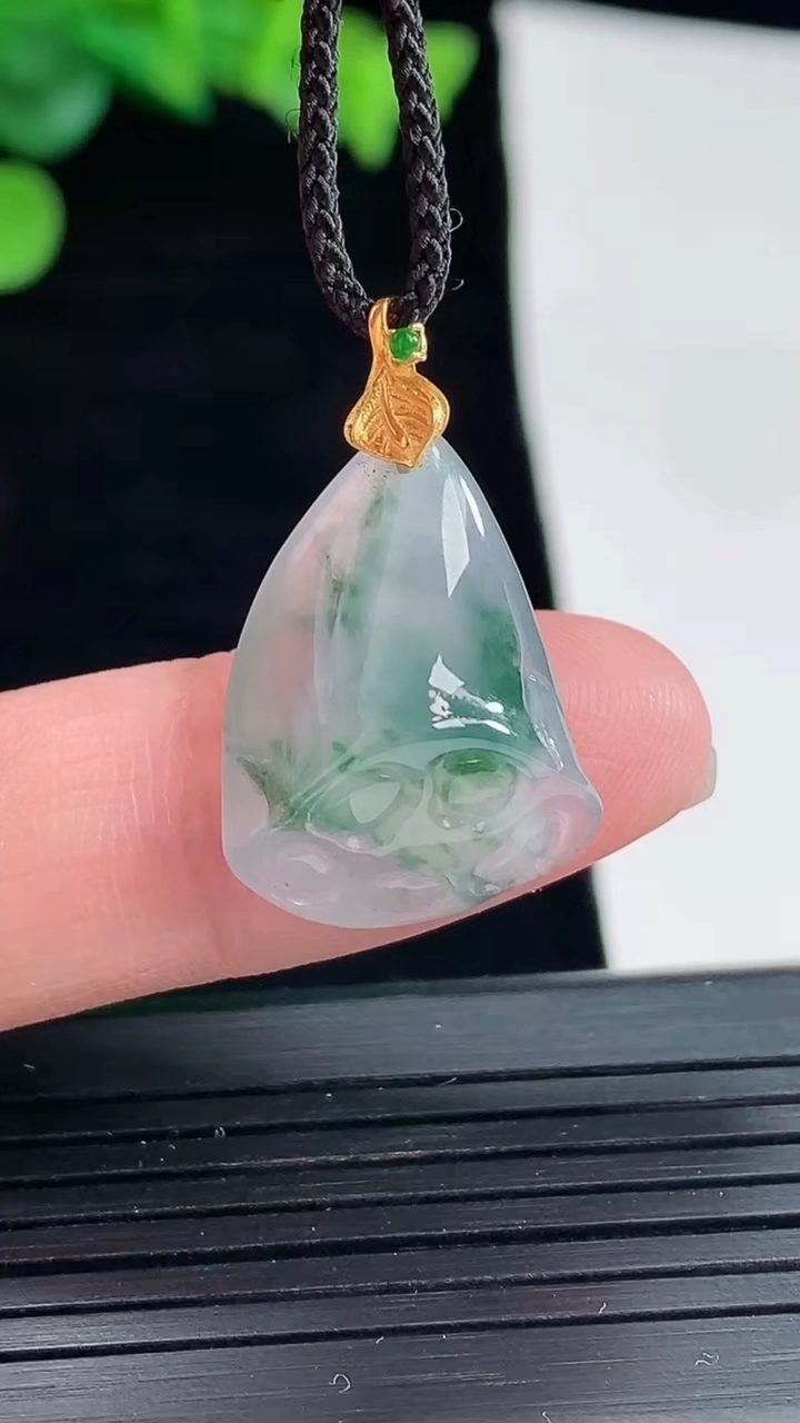 天然A货翡翠种飘花莲蓬吊坠，尺寸23-16-7重量:3.14g
5月2日