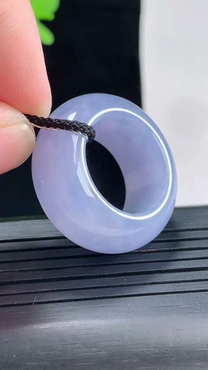 天然A货翡翠紫罗兰素面玉指环 扳指，尺寸17.6-11.6-5.8重量:14.00g
5月2日