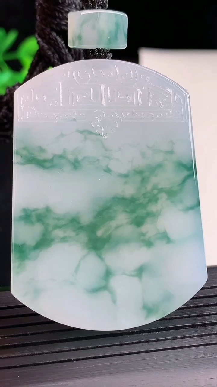 天然A货翡翠种飘花仿古无事牌吊坠，尺寸54.6-39.6-5.6重量:40.34g
5月2日