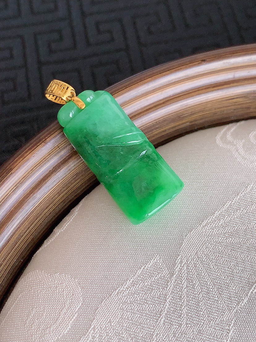 天然A货翡翠18K金扣头满绿竹节节节高升吊坠 
尺寸25-11.4-7mm 重量5.86g 0430
