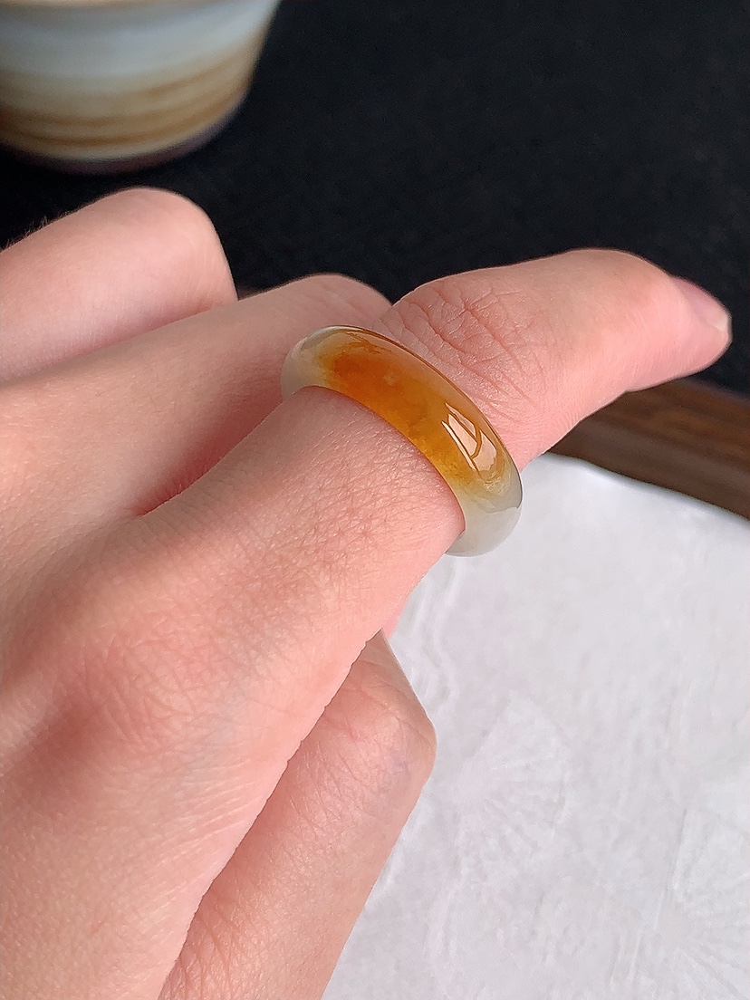 天然A货翡翠飘黄翡素面戒指 
尺寸18-5.3-2.5mm 重量3.26g 0430
