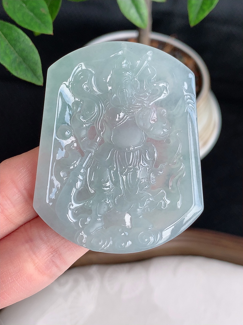 天然A货翡翠晴水一刀切关公吊坠 
尺寸52-42-5mm 重量27.03g 0430