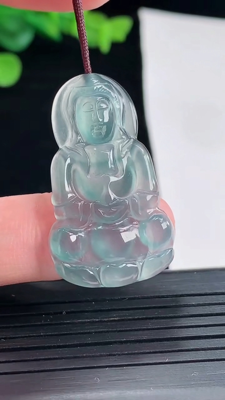 天然A货翡翠正装观音吊坠，尺寸35.5-20.6-3重量:4.06g
5月2日