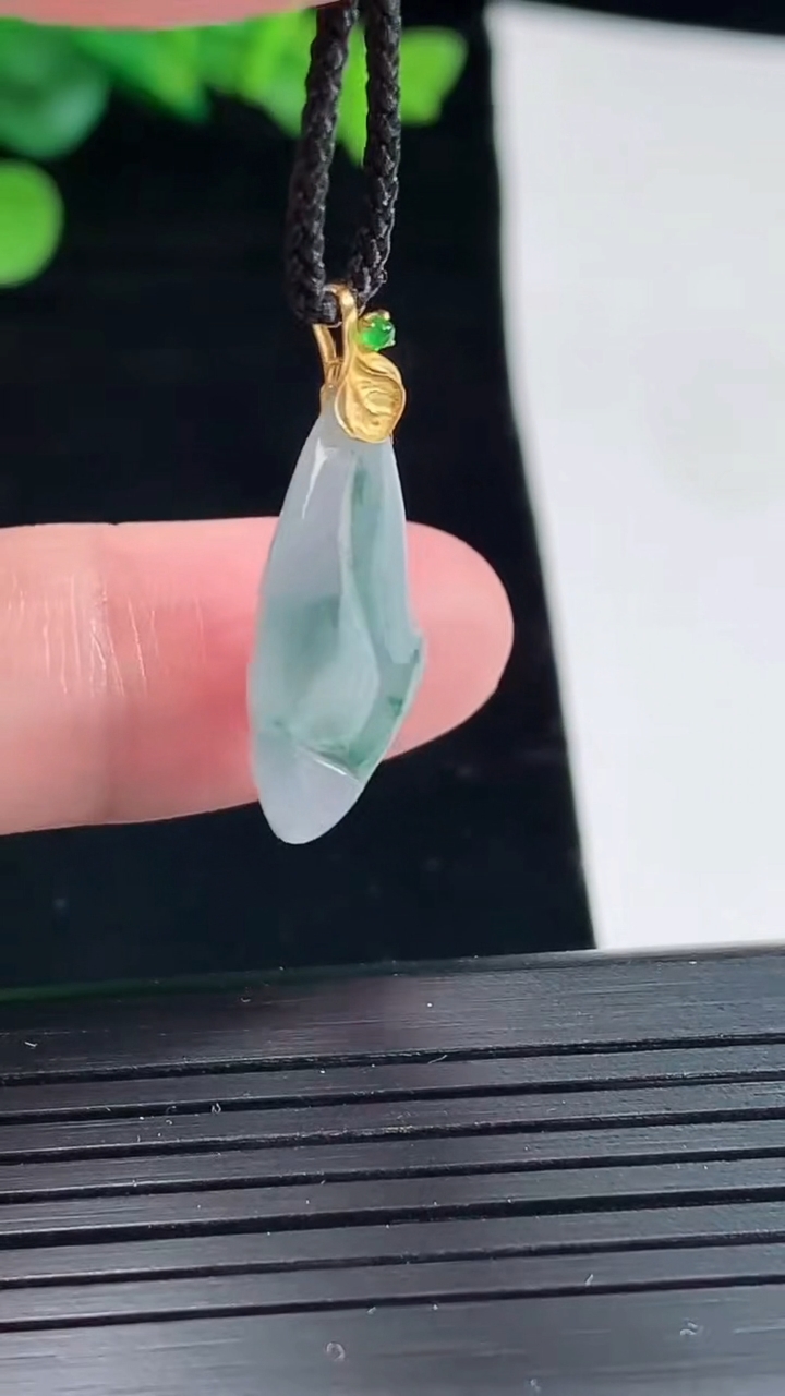 天然A货翡翠种飘花莲蓬吊坠，尺寸23-16-7重量:3.14g
5月2日
