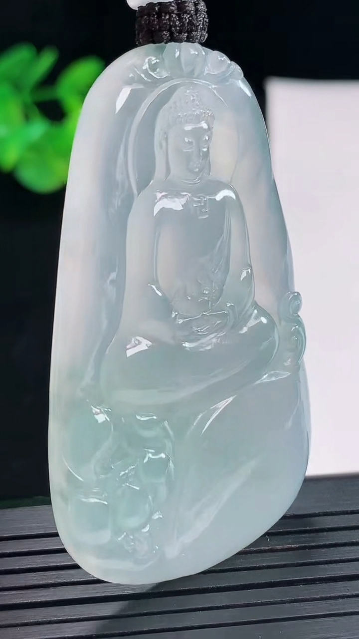 天然A货翡翠大日如来佛吊坠，尺寸59-35.5-5.6重量:28.90g
5月2日