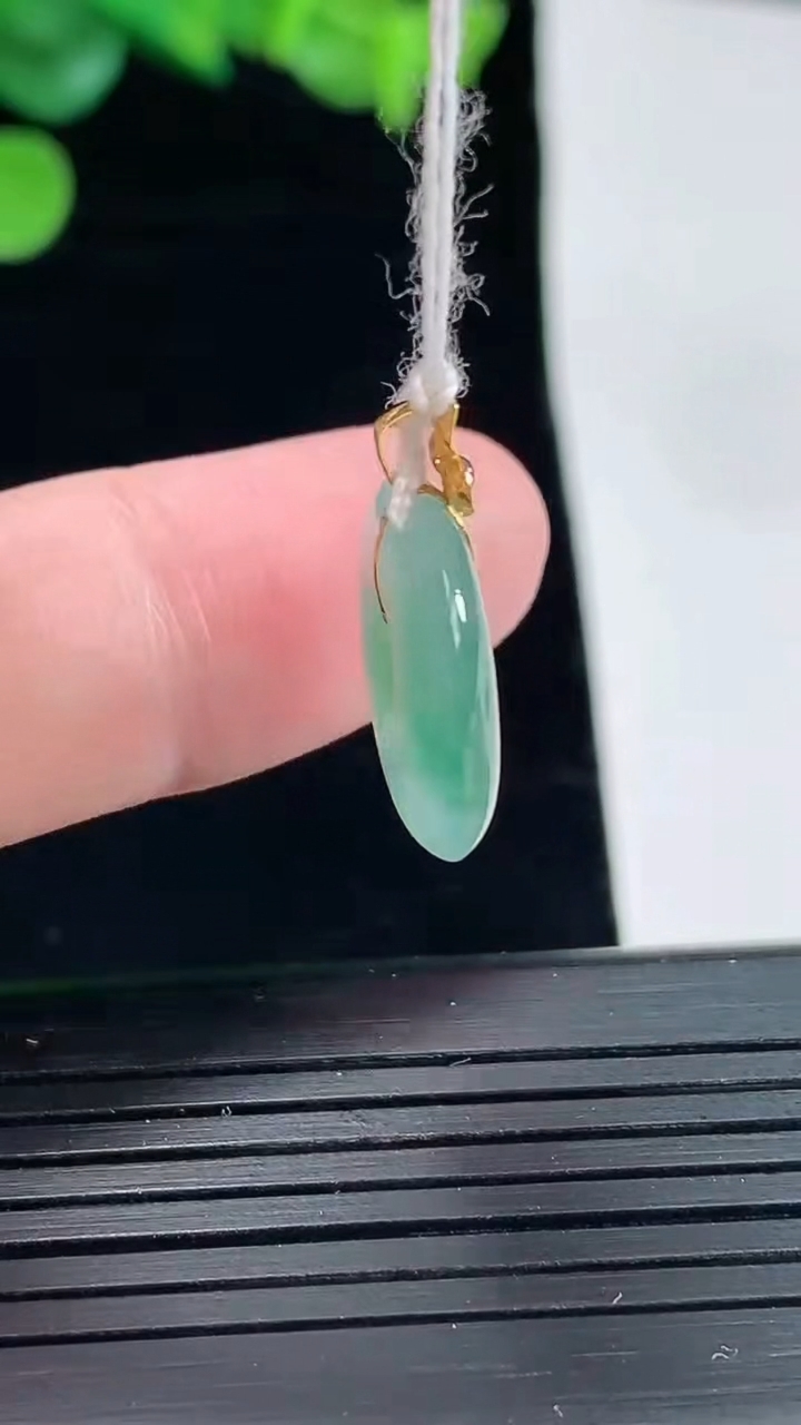 天然A货翡翠种飘花平安扣吊坠，尺寸16.5-4重量:2.37g
5月2日