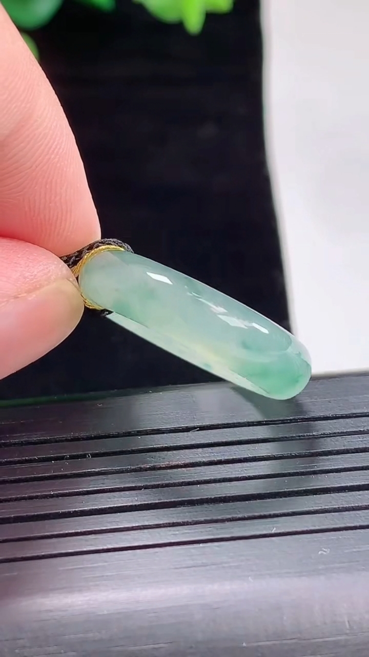 天然A货翡翠冰种飘花玉指环 戒指，尺寸17.3-5.5-4.2重量:4.25g2026年5月2日
工厂直销收藏佳品,种好水足，色泽均匀，有种有色，上手高大气！