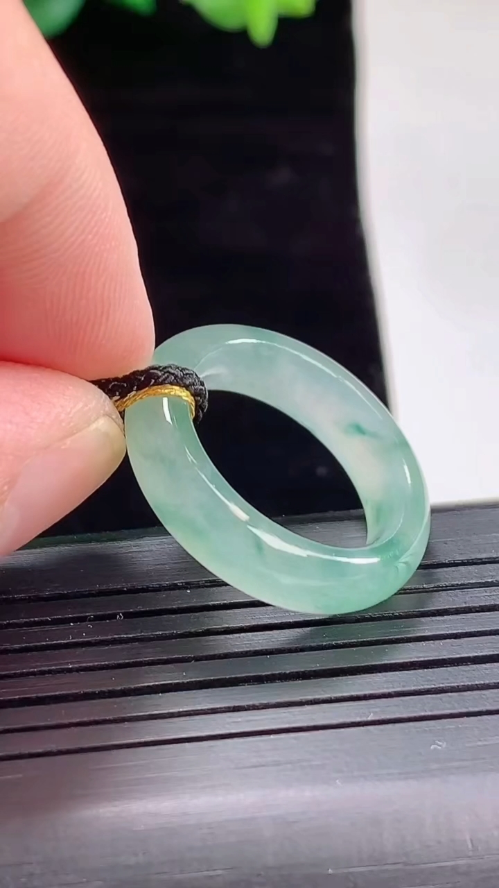 天然A货翡翠冰种飘花玉指环 戒指，尺寸17.3-5.5-4.2重量:4.25g2026年5月2日
工厂直销收藏佳品,种好水足，色泽均匀，有种有色，上手高大气！