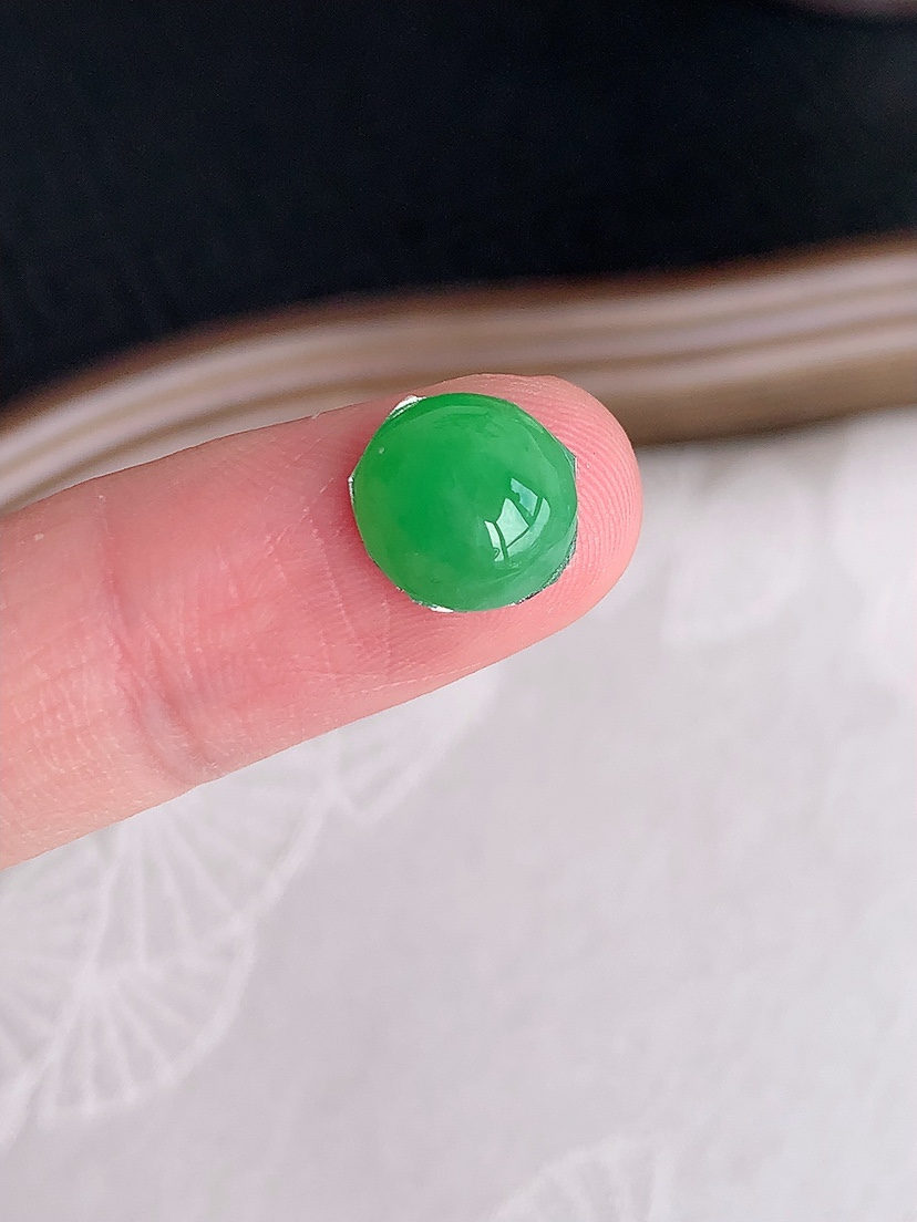 天然A货翡翠满绿蛋面镶嵌件 
尺寸9-3.4mm 重量0.60g 0430
