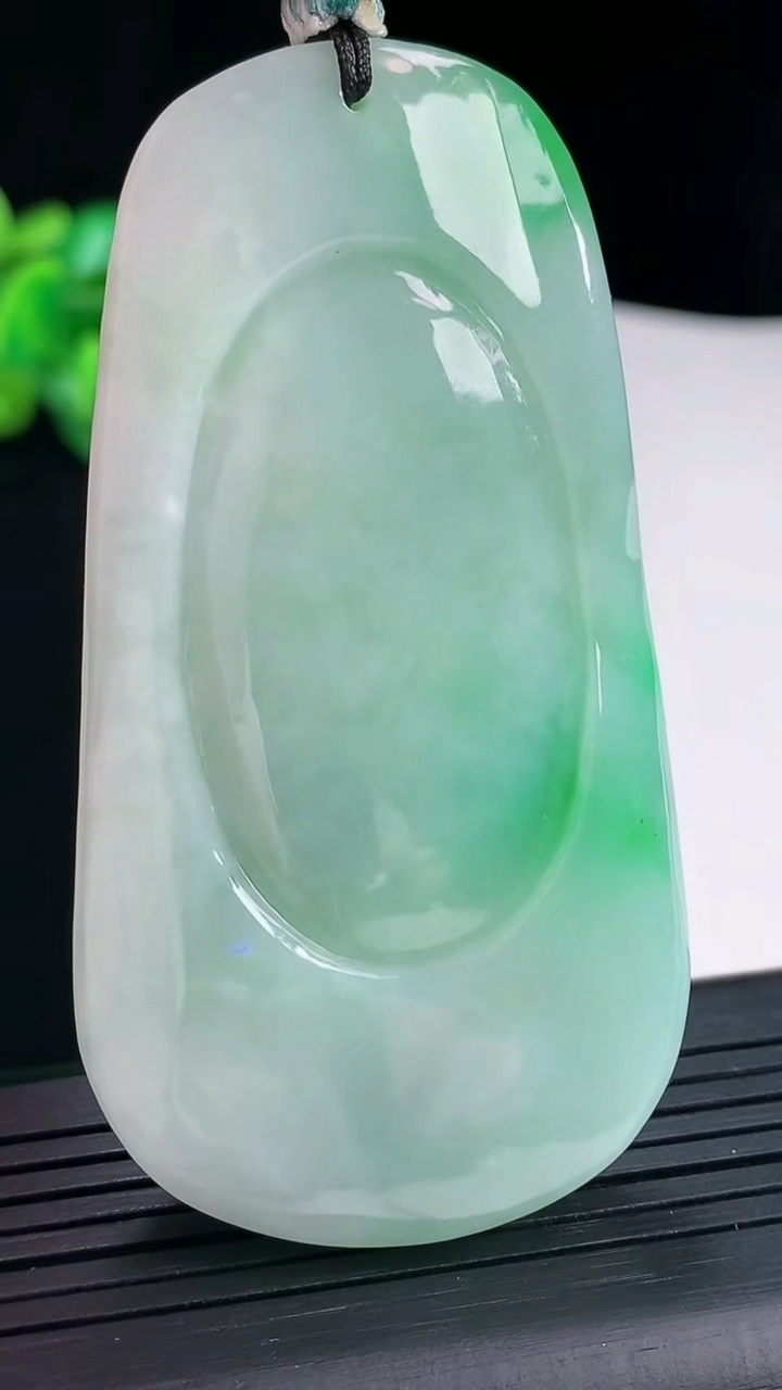 天然A货翡翠龙牌吊坠，尺寸71-37-14.5重量:64.11g
5月3日