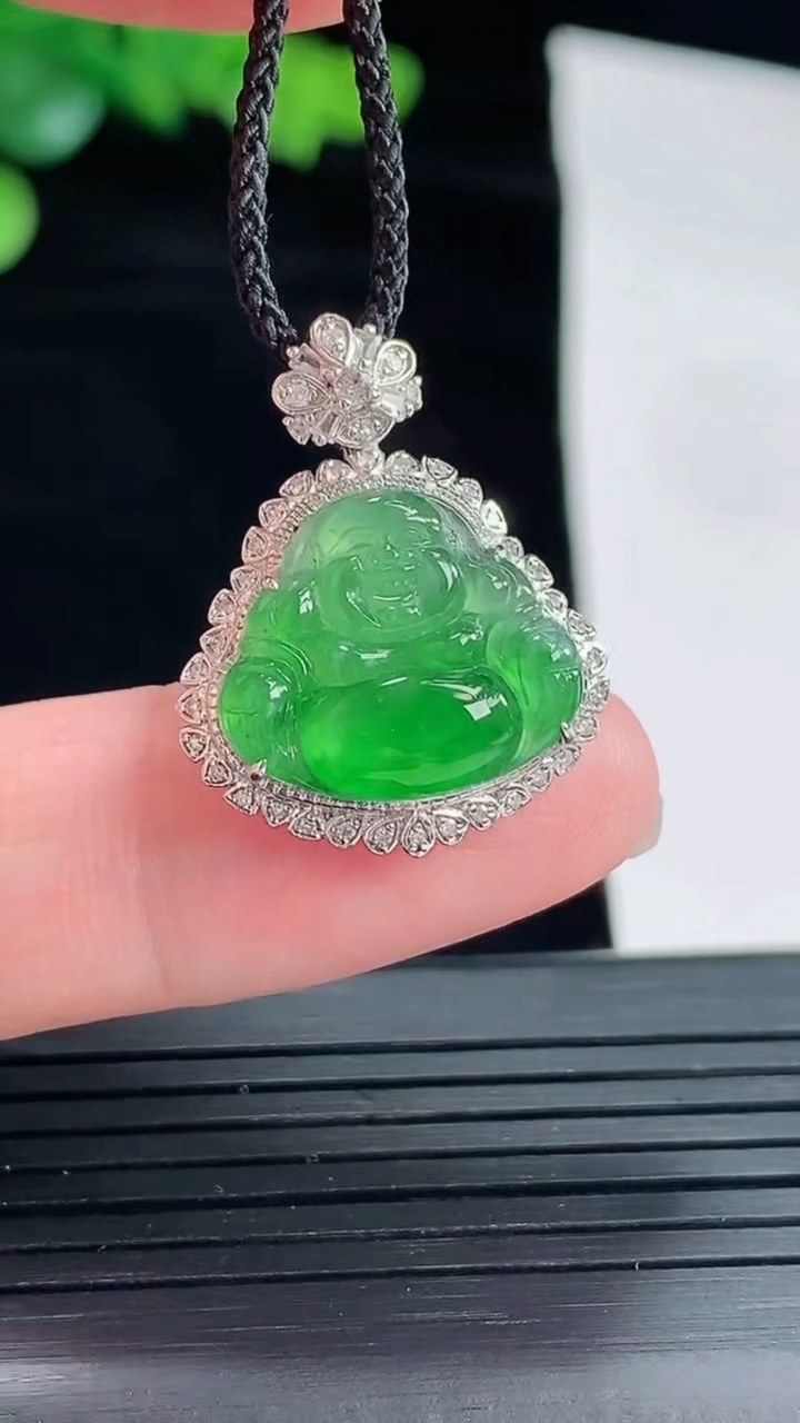 天然A货翡翠佛公吊坠，尺寸23.6-19-7.2，裸石13-15.5重量:2.96g
5月3日