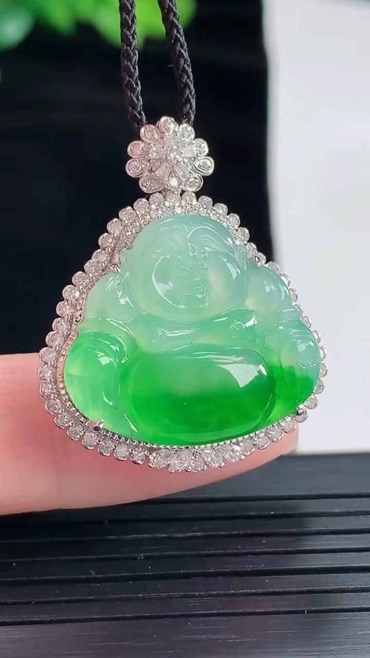 天然A货翡翠佛公吊坠，尺寸31-26-10，裸石19.6-22重量:7.20g
5月3日