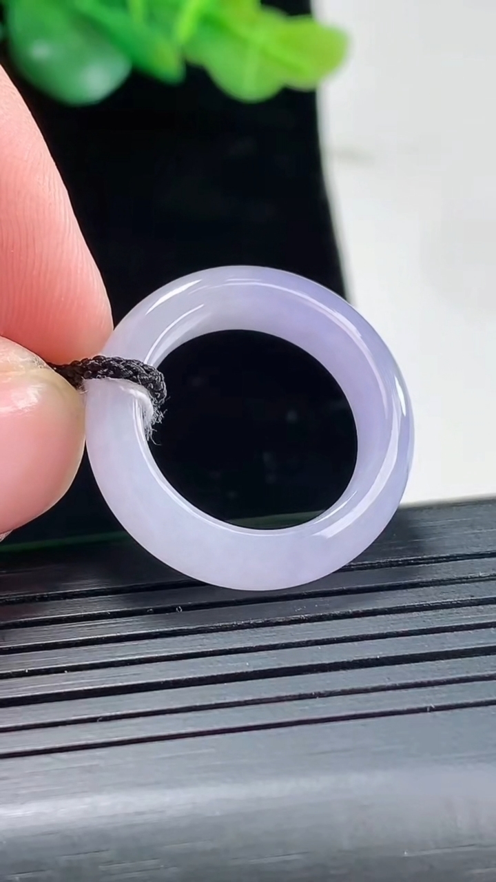 天然A货翡翠紫罗兰玉指环 戒指，尺寸16.8-5.6-4重量:4.48g2026年5月3日
工厂直销收藏佳品,种好水足，色泽均匀，有种有色，上手高大气！