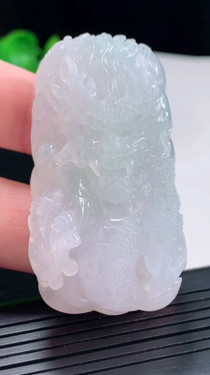 天然A货翡翠龙牌吊坠，尺寸54-30-17重量:62.66g
5月3日