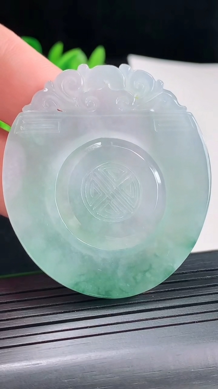 天然A货翡翠时来运转吊坠，尺寸52.5-46.6-4重量:22.63g
5月3日