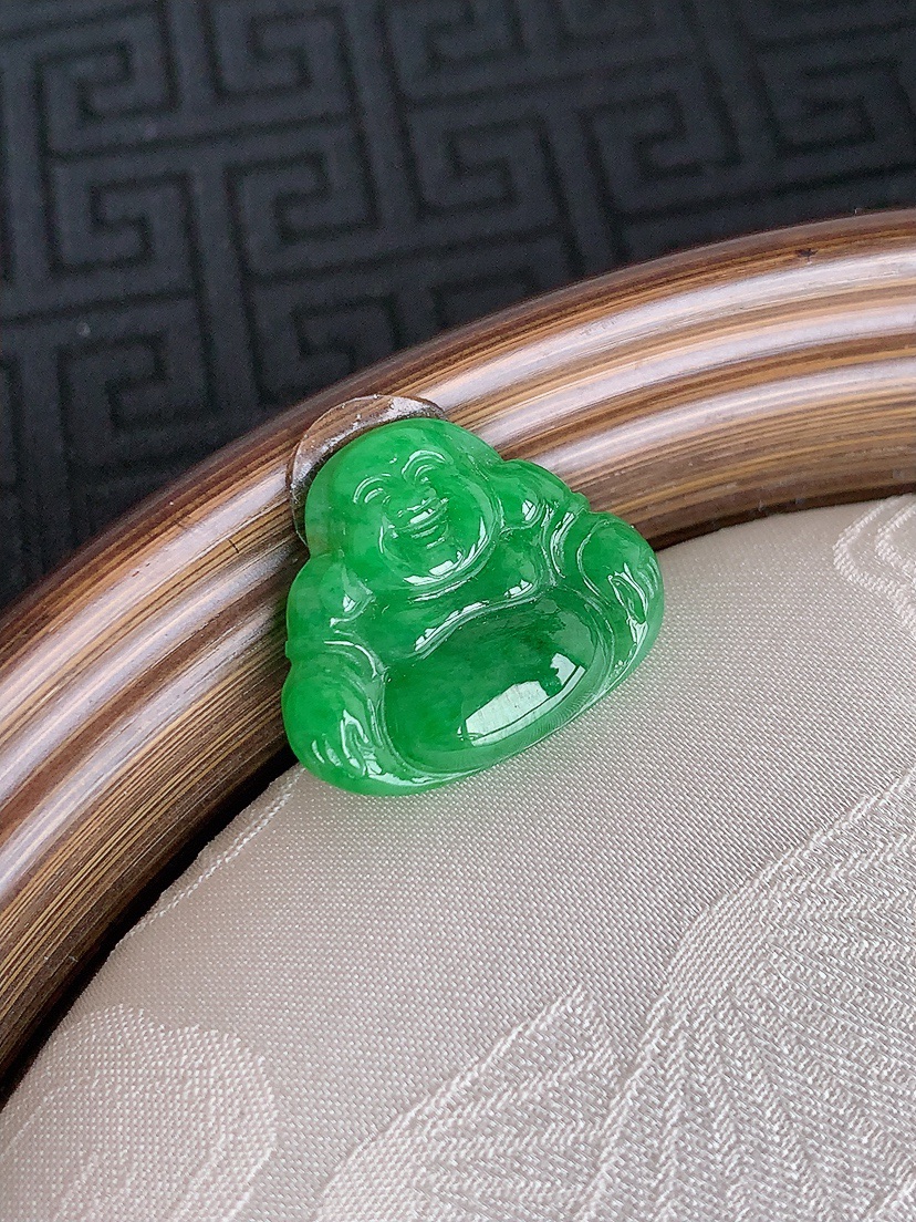 天然A货翡翠满绿佛公镶嵌件 
尺寸17.5-20.4-3.6mm 重量2.50g 0430